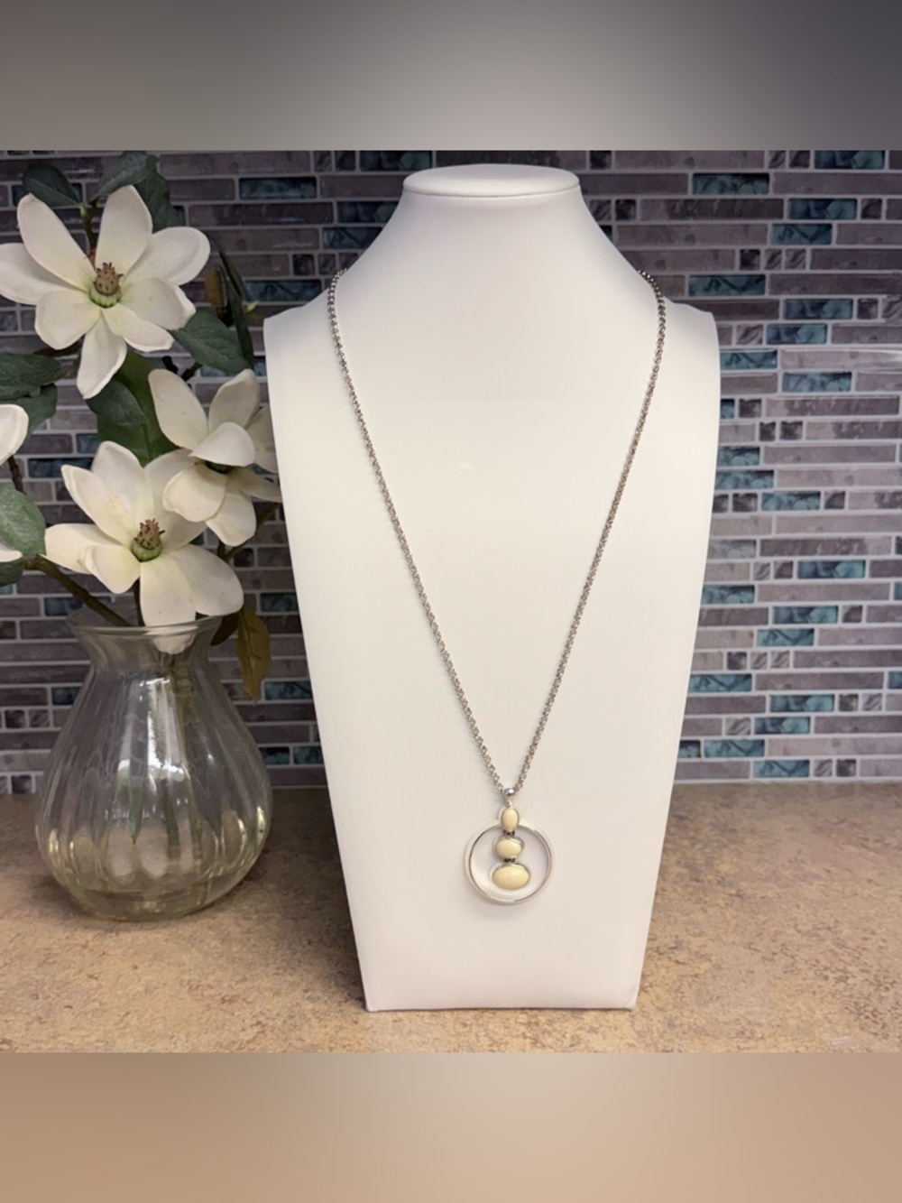 Liz Claiborne silver tone pendant necklace